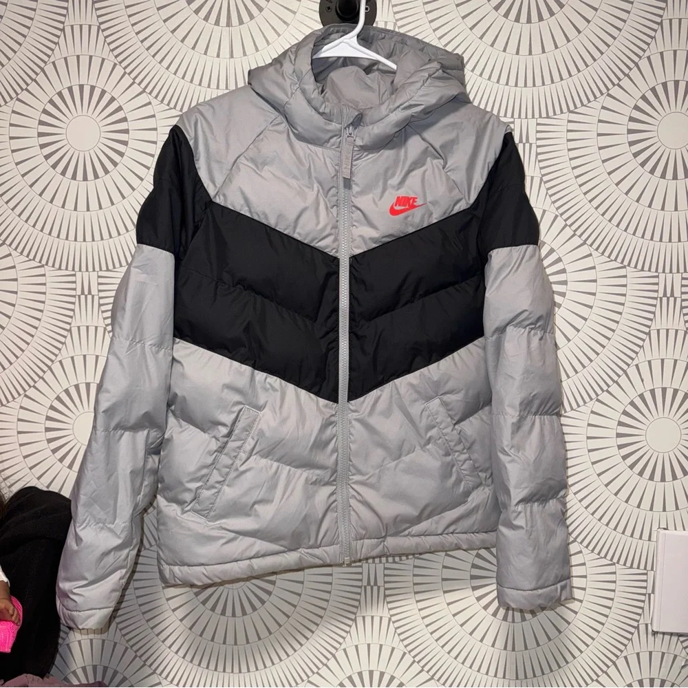 Nike‎ Big Kid Storm-FIT Windrunner hooded puffer jacket in grey black Size XL